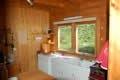 Chalet et jardin en été
